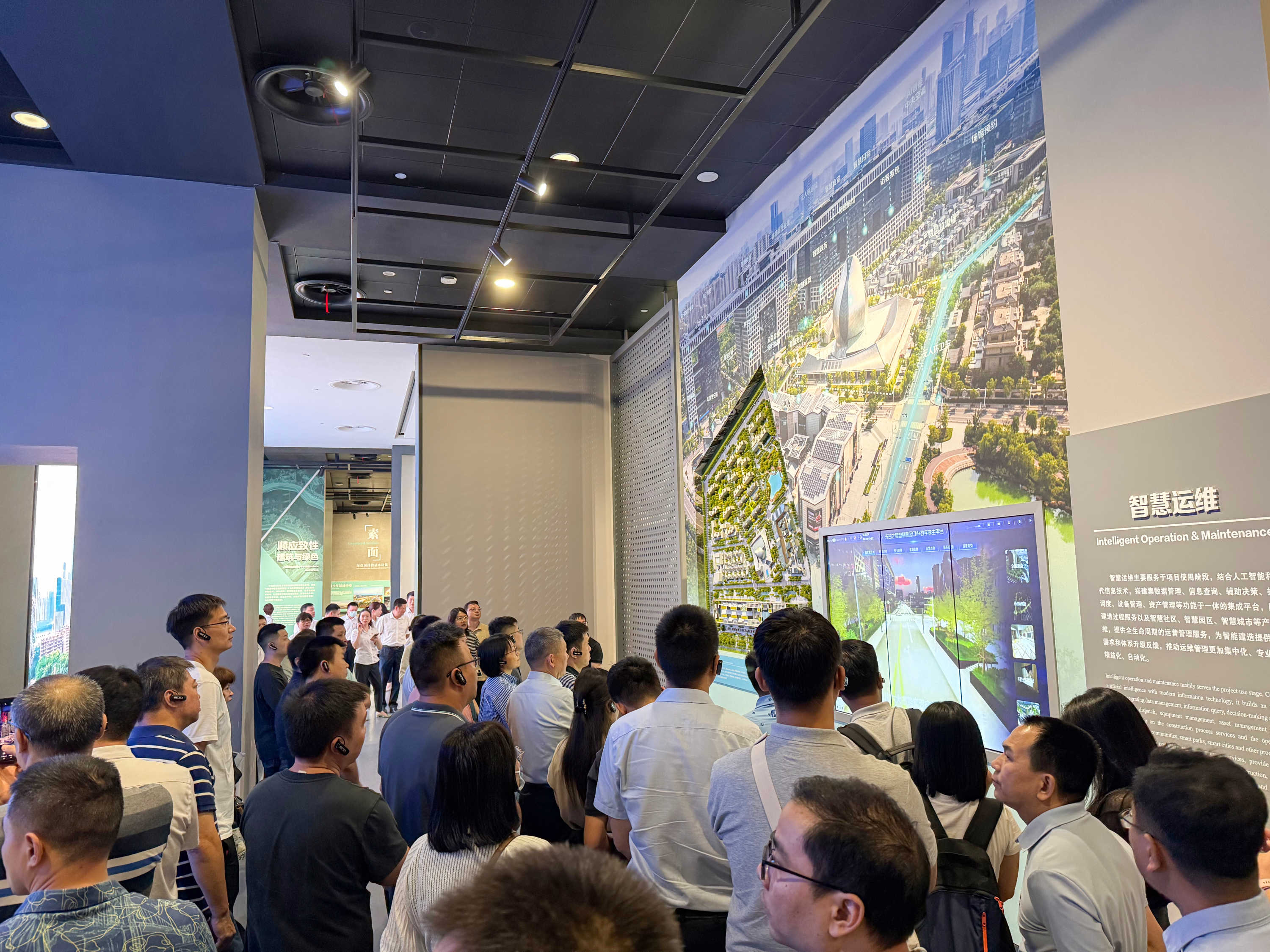 参观中国建筑科技馆.jpg