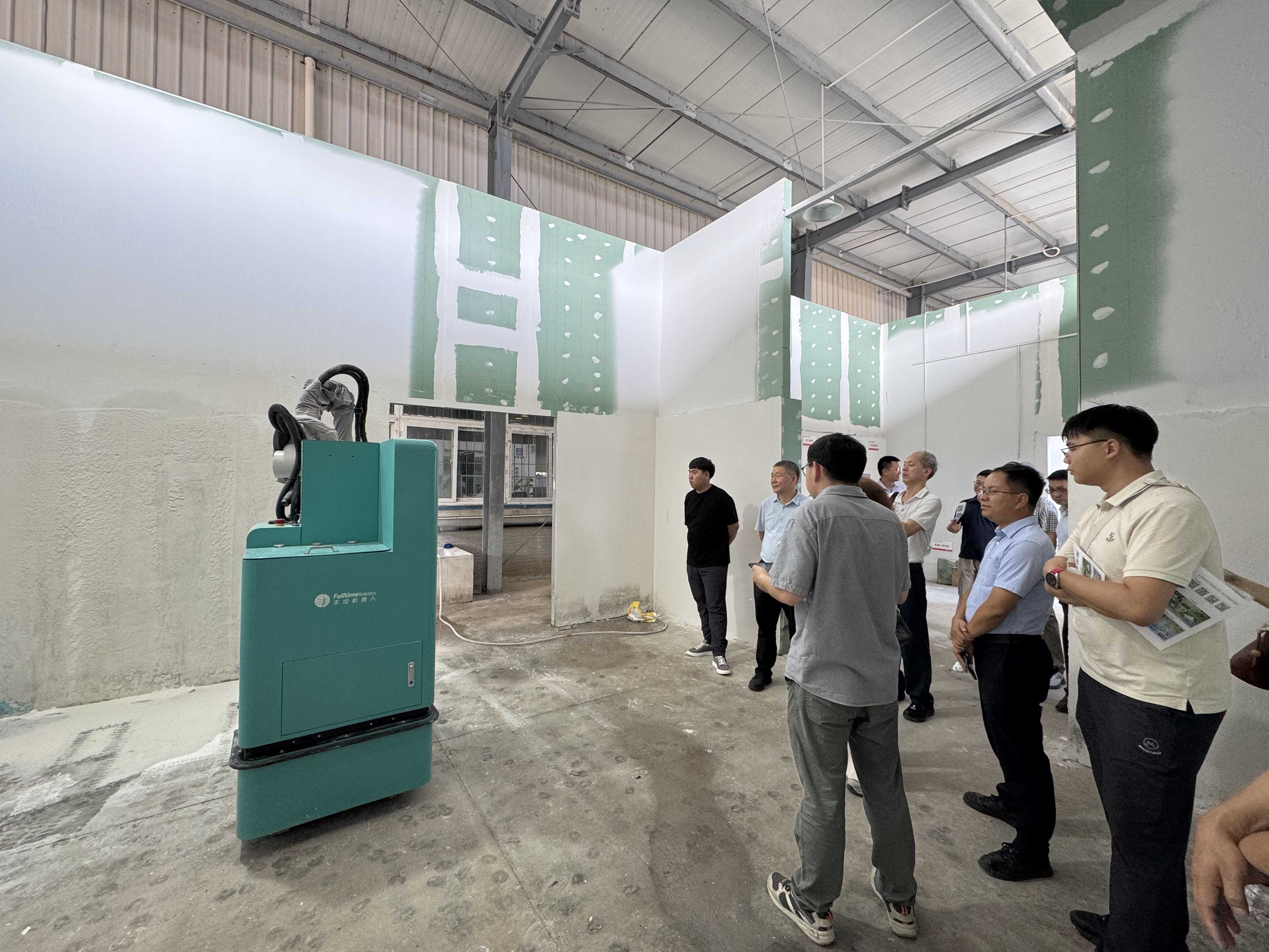 参观智能建造机器人实训基地.jpg