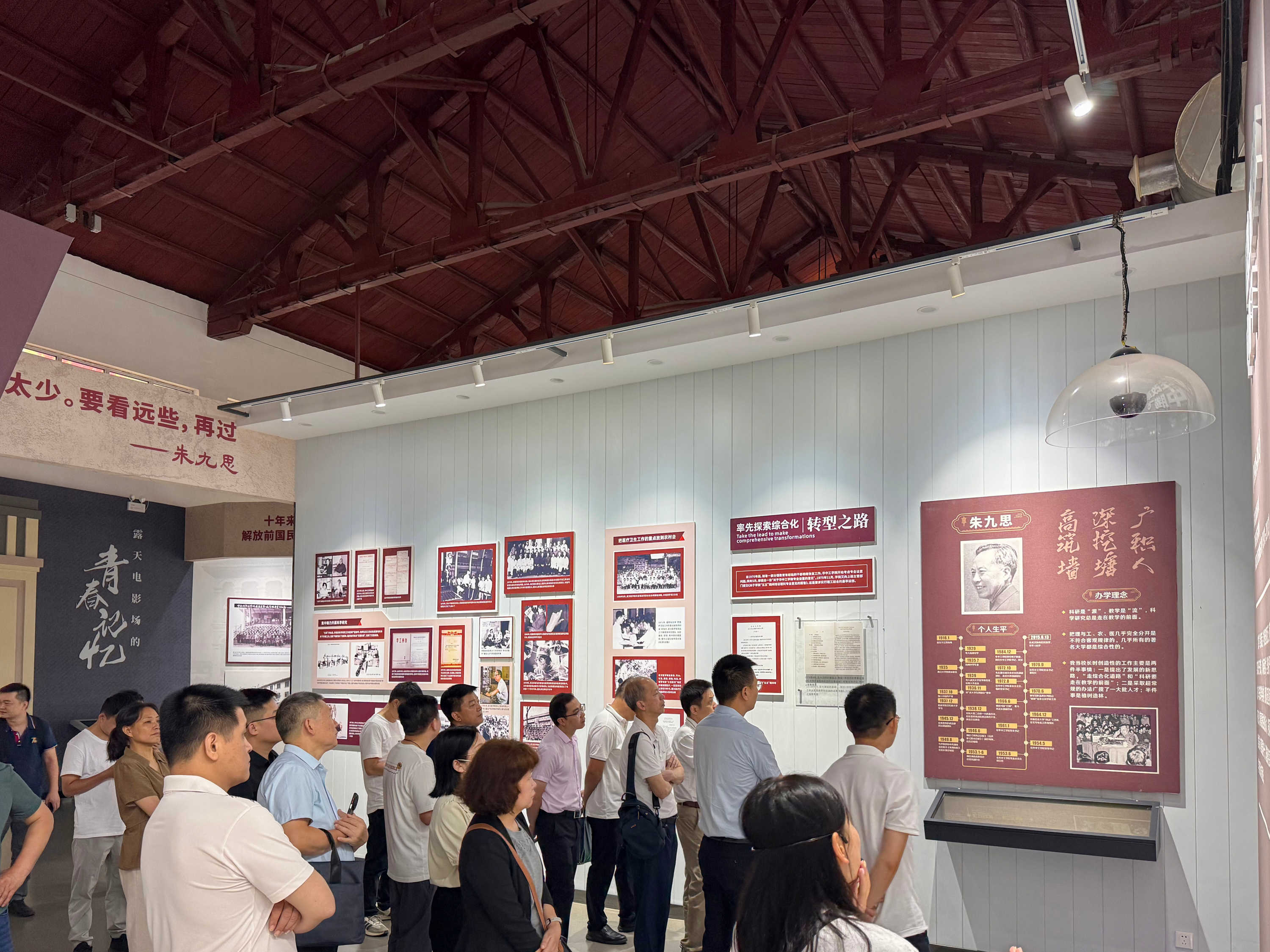 在华中科技大学校史陈列馆参观.jpg